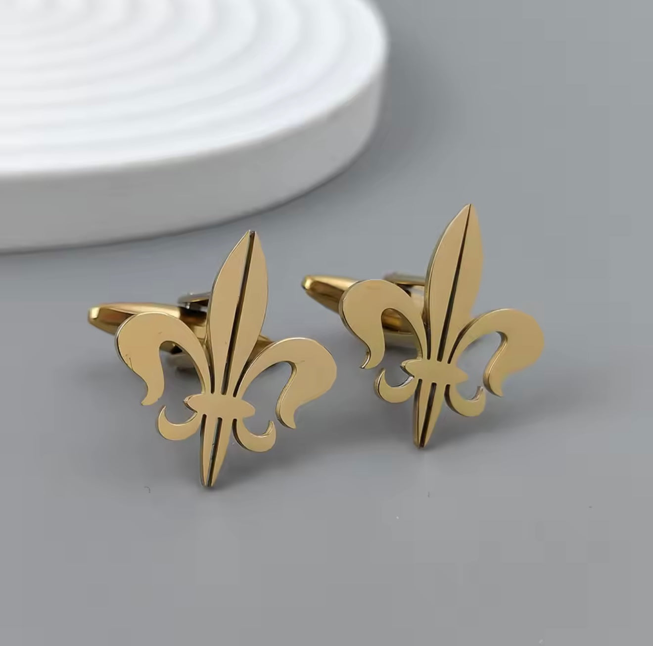 Retro Gold Brooch And Cufflinks Set